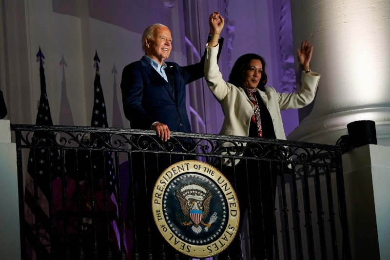 &copy; Reuters. FILE PHOTO: U.S. President Joe Biden and Vice President Kamala Harris raise their hands during an Independence Day celebration in Washington, U.S., July 4, 2024. REUTERS/Elizabeth Frantz/File Photo