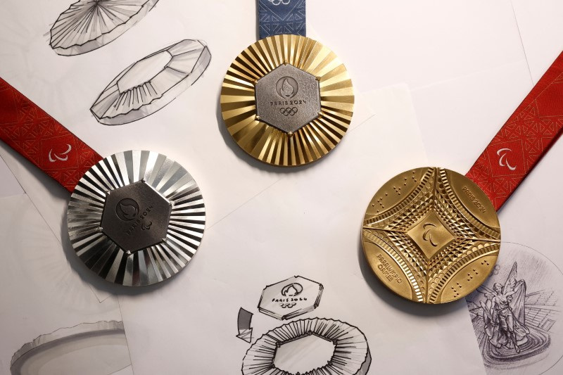 © Reuters. Paris 2024 Olympics Medal Preview - Chaumet, Paris, France - February 1, 2024 A Paris 2024 Olympic Games gold medal is seen on display with Paralympic Games gold and silver medals at Chaumet jewellery REUTERS/Benoit Tessier/File Photo