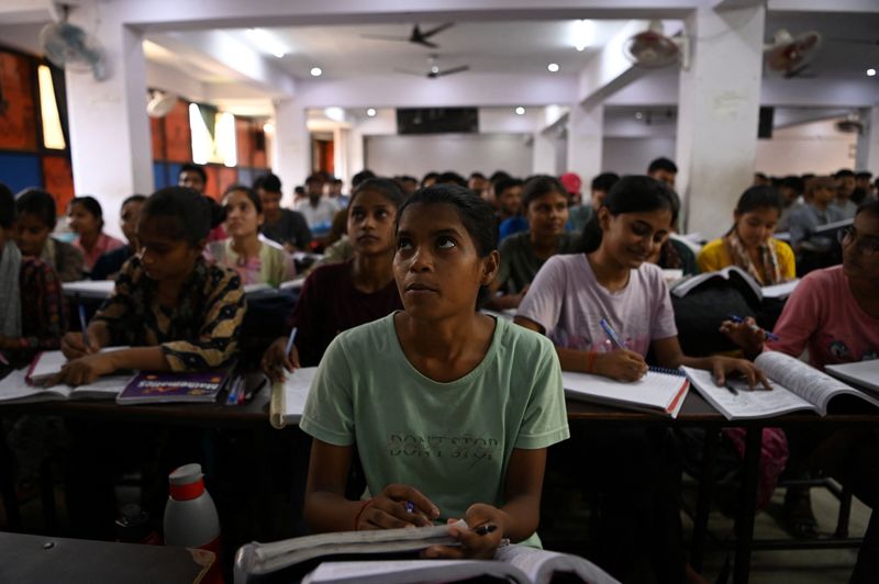 © Reuters. FILE PHOTO: Students attend a class at Super Climax Academy, a coaching institute training students to prepare for competitive examinations to secure government jobs, in Prayagraj, India, June 21, 2024. REUTERS/Sahiba Chawdhary/File Photo