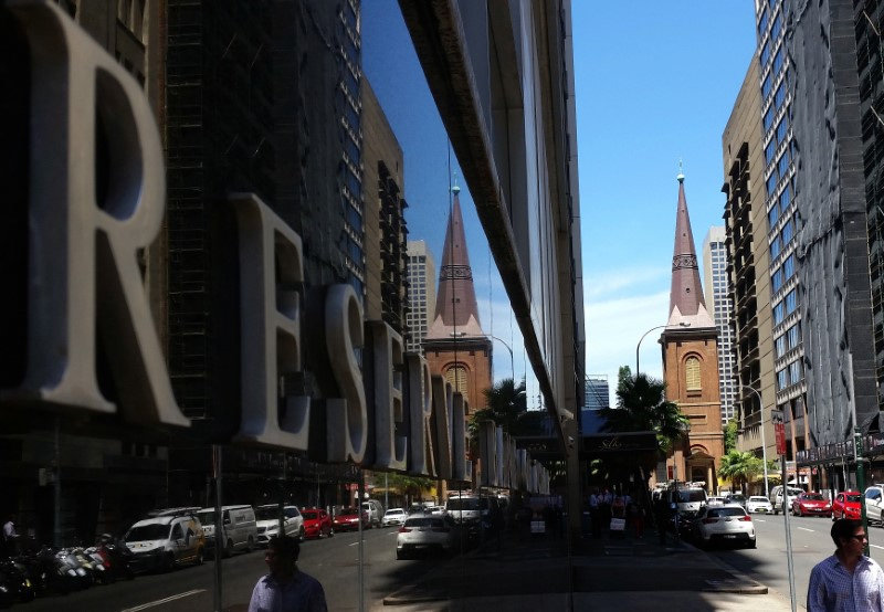 © Reuters. FILE PHOTO: Pedestrians walk past the Reserve Bank of Australia building in central Sydney, Australia, February 10, 2017. REUTERS/Steven Saphore/File Photo