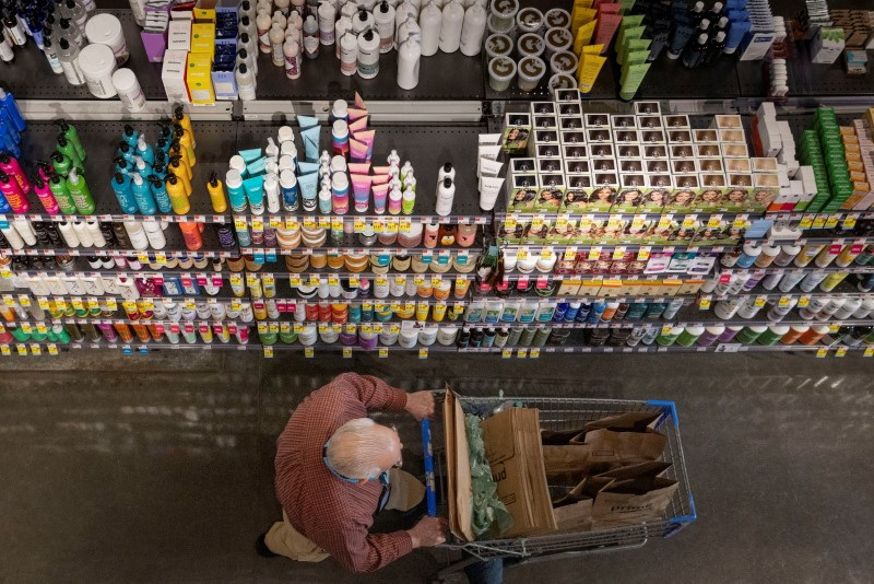 © Reuters. FILE PHOTO: A person pushes a shopping cart in a supermarket in Manhattan, New York City, U.S., March 28, 2022. REUTERS/Andrew Kelly