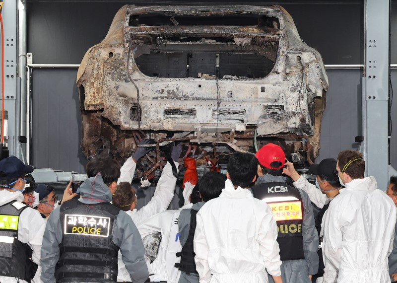 © Reuters. FILE PHOTO: Officials from police, fire, National Forensic Service and Mercedes-Benz conduct a second joint forensic examination of an electric car that caught fire in the underground parking lot of an apartment complex on August 1 in Incheon, South Korea, August 8, 2024. Yonhap/via REUTERS/ File Photo      