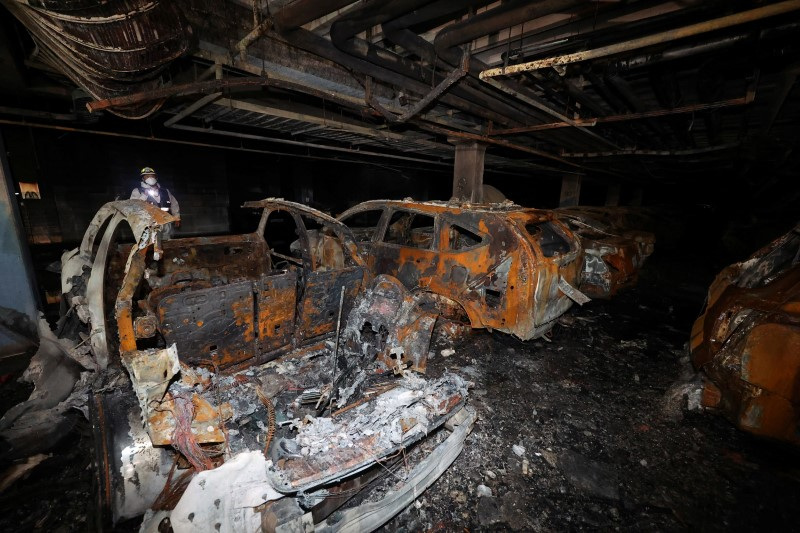 &copy; Reuters. FILE PHOTO: Vehicles that were completely burned down due to a Mercedes Benz electric car fire that broke out on August 1st, are lying in the underground parking lot of an apartment complex in Incheon, South Korea, August 2, 2024. Yonhap/via REUTERS/ File