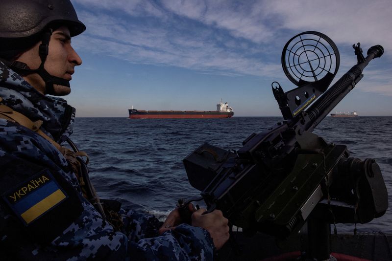 © Reuters. FILE PHOTO: A Ukrainian coast guard soldier holds a gun on a patrol boat as a cargo ship passes in the Black Sea amid Russia's attack on Ukraine February 7, 2024. REUTERS/Thomas Peter/File Photo