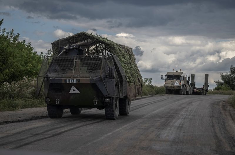 &copy; Reuters. Ukrainian military vehicles are seen at the road, amid Russia's attack on Ukraine, near the Russian border in Sumy region, Ukraine August 11, 2024. REUTERS/Viacheslav Ratynskyi