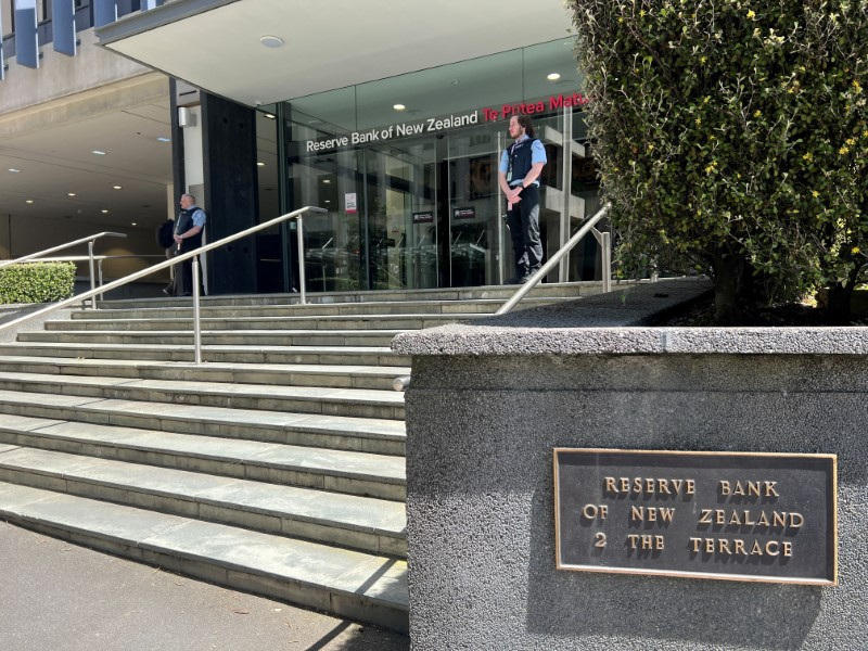 © Reuters. FILE PHOTO: View of an entrance to the Reserve Bank of New Zealand in Wellington, New Zealand November 10, 2022. REUTERS/Lucy Craymer/File Photo