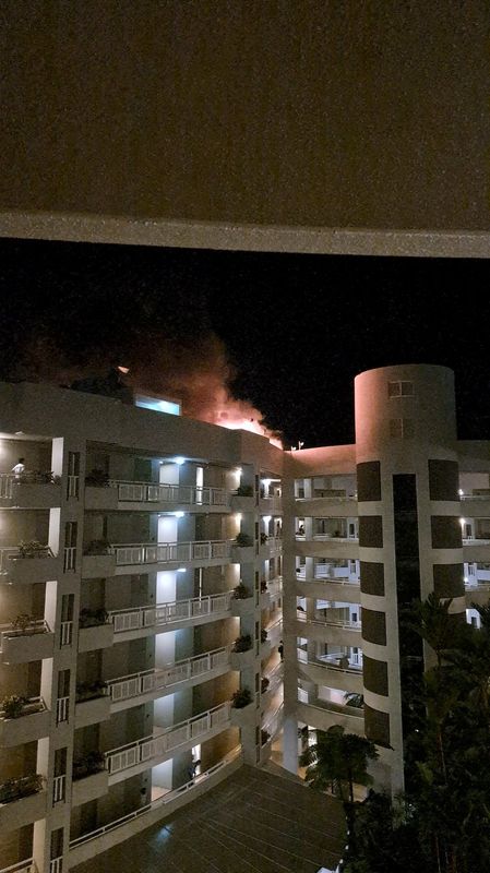 © Reuters. A fire burns at the Double Tree Hotel after a helicopter crashed into the roof in Cairns, Australia, August 12, 2024, in this still image taken from social media video. Amanda Kay/via REUTERS