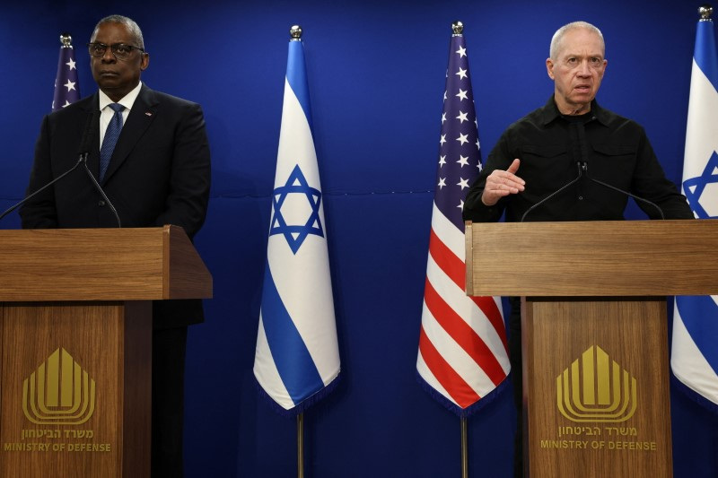 © Reuters. FILE PHOTO: U.S. Secretary of Defense Lloyd Austin and Israeli Defense Minister Yoav Gallant hold a joint press conference at Israel's Ministry of Defense in Tel Aviv, Israel December 18, 2023. REUTERS/Violeta Santos Moura/File Photo