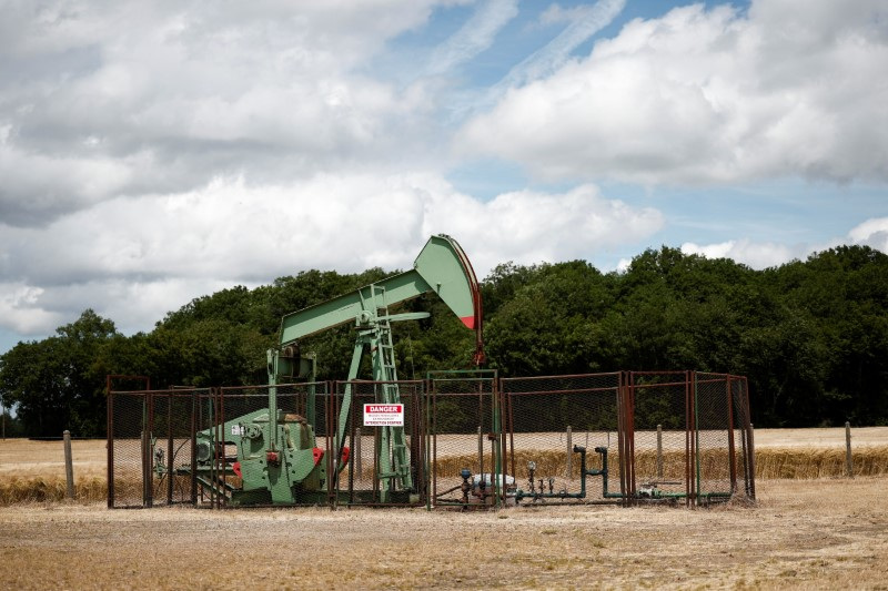 &copy; Reuters. Un pumpjack opera presso il sito di Vermilion Energy a Trigueres, Francia, 14 giugno 2024. REUTERS/Benoit Tessier/File Photo