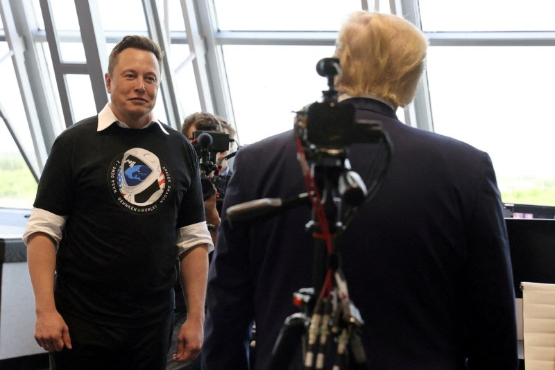 © Reuters. FILE PHOTO: U.S. President Donald Trump and Elon Musk are seen at the Firing Room Four after the launch of a SpaceX Falcon 9 rocket and Crew Dragon spacecraft on NASA's SpaceX Demo-2 mission to the International Space Station from NASA's Kennedy Space Center in Cape Canaveral, Florida, U.S. May 30, 2020. REUTERS/Jonathan Ernst/File Photo