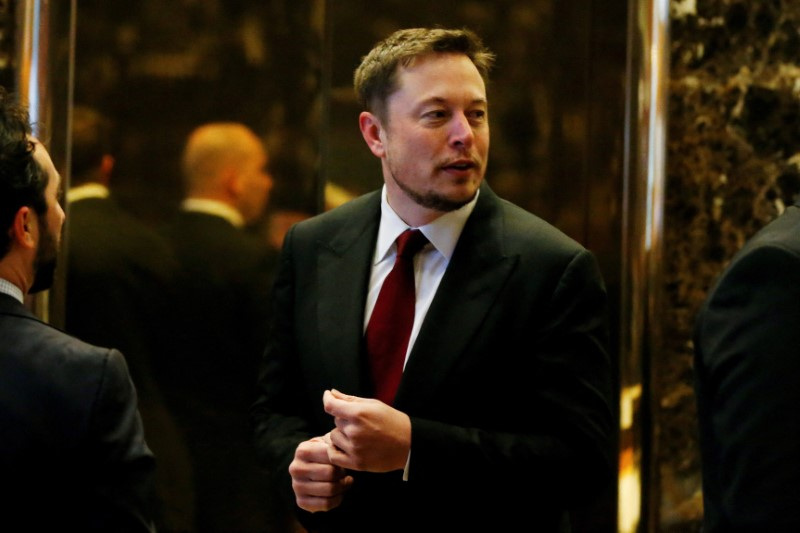 © Reuters. FILE PHOTO: Tesla Chief Executive, Elon Musk enters the lobby of Trump Tower in Manhattan, New York, U.S., January 6, 2017. REUTERS/Shannon Stapleton/File Photo