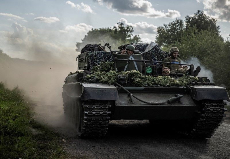 © Reuters. Ukrainian servicemen ride a military vehicle, amid Russia's attack on Ukraine, near the Russian border in Sumy region, Ukraine August 11, 2024. REUTERS/Viacheslav Ratynskyi