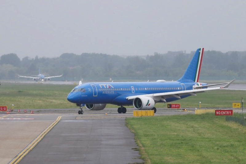 &copy; Reuters. Un aereo di Italia Trasporto Aereo (ITA Airways) si muove sulla pista dell'aeroporto di Linate a Milano, Italia, 2 maggio 2024. REUTERS/Claudia Greco