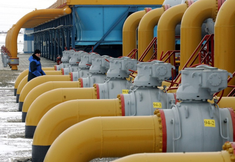 © Reuters. A gas worker walks between pipes in a compressor and distribution station of the Urengoy-Pomary-Uzhgorod gas pipeline in this file photo. REUTERS/Sergei Karpukhin/ File Photo