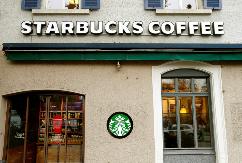 © Reuters. FILE PHOTO: The company's logo is seen at a Starbucks coffee shop in Zurich, Switzerland October 27, 2016.   REUTERS/Arnd Wiegmann/File Photo