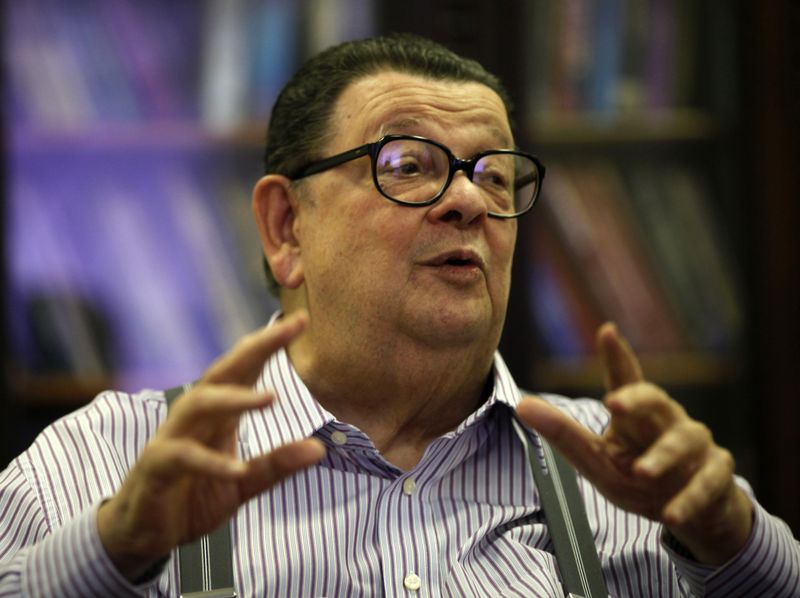 © Reuters. Brazil's former Finance and Planning Minister Antonio Delfim Netto gestures as he attends an interview with Reuters in Sao Paulo July 15, 2013. REUTERS/Paulo Whitaker/File Photo