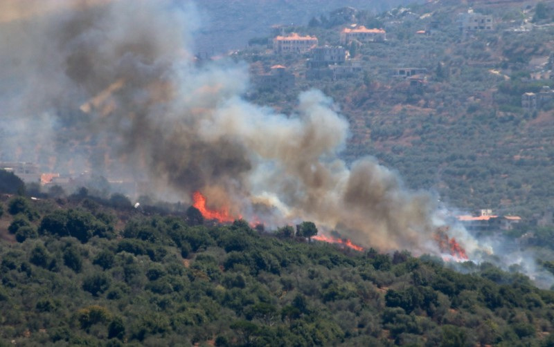 © Reuters. Flame and smoke rise after flare fell in the southern Lebanese village of Kfar Kila, amid ongoing cross-border hostilities between Hezbollah and Israeli forces, as pictured from Marjayoun, near the border with Israel, August 9, 2024. REUTERS/Karamallah Daher/File Photo