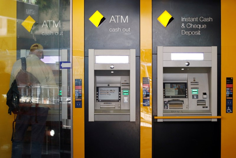 © Reuters. A man uses a Commonwealth Bank of Australia ATM in Sydney, Australia, April 19, 2018. REUTERS/Edgar Su/File Photo