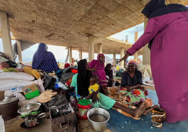 © Reuters. FILE PHOTO: Families displaced by RSF advances in Sudan's El Gezira and Sennar states shelter at the Omar ibn al-Khattab displacement site, Kassala state, Sudan, July 10, 2024. REUTERS/ Faiz Abubakr/File Photo