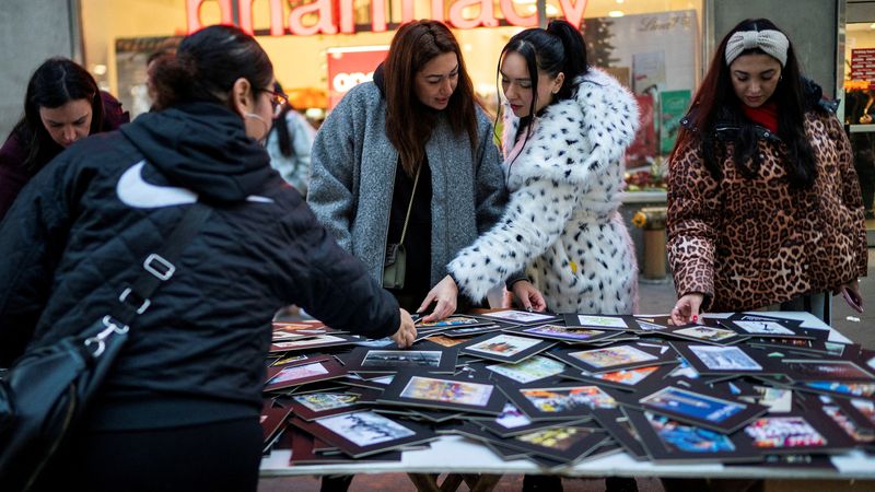 © Reuters. Women buy posters around Times Square in New York, U.S., December 25, 2023. REUTERS/Eduardo Munoz/File Photo