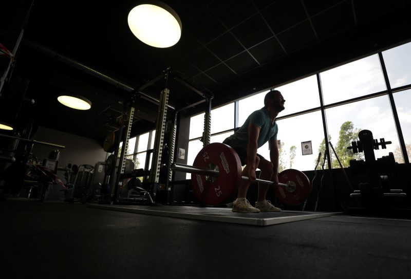 © Reuters. A man works out at a fitness centre in this file photo. REUTERS/Eric Gaillard/File Photo