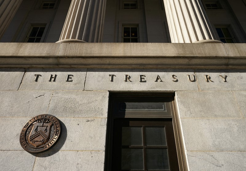 © Reuters. FILE PHOTO: A view shows a bronze seal next to a door at the U.S. Treasury building in Washington, U.S., January 20, 2023. REUTERS/Kevin Lamarque/File Photo