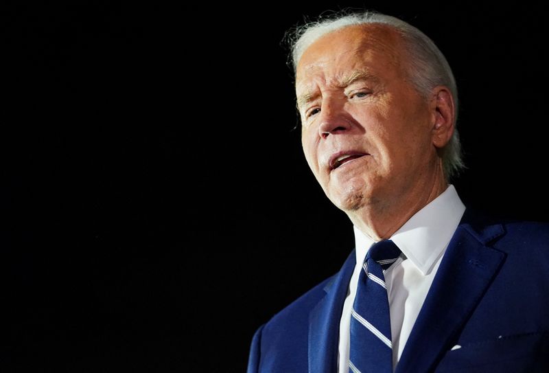 © Reuters. FILE PHOTO: U.S. President Joe Biden looks on at Joint Base Andrews in Maryland, U.S., August 1, 2024. REUTERS/Nathan Howard/File Photo