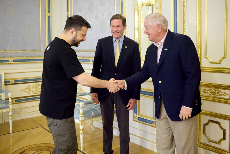 © Reuters. Ukraine's President Volodymyr Zelenskiy meets with U.S. Senators Lindsey Graham (R-SC) and Richard Blumenthal (D-CT), amid Russia's attack on Ukraine, in Kyiv, Ukraine August 12, 2024. Ukrainian Presidential Press Service/Handout via REUTERS