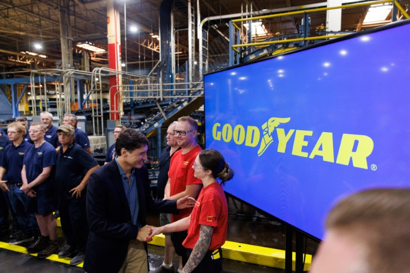 © Reuters. Canada's Prime Minister Justin Trudeau greets workers during an announcement at the Goodyear Canada Inc tire production plant in Napanee, Ontario, Canada August 12, 2024.  REUTERS/Cole Burston