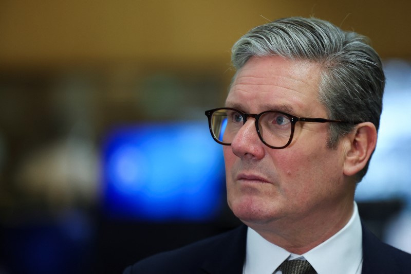 © Reuters. FILE PHOTO: British Prime Minister Keir Starmer looks on at the Metropolitan Police Command and Control Special Operations Room at Lambeth Police Headquarters in London, Britain August 9, 2024. REUTERS/Toby Melville/Pool/File Photo