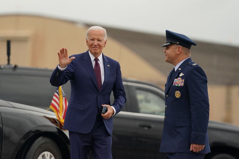 &copy; Reuters. U.S. President Joe Biden waves before boarding Air Force One as he departs for Wilmington, Delaware from Joint Base Andrews in Maryland, U.S., August, 8, 2024. REUTERS/Nathan Howard/File photo