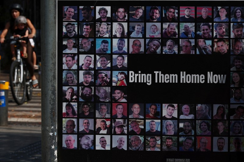 &copy; Reuters. Fotos memoriais de reféns sequestrados durante o ataque de 7 de outubro do Hamas a Israel em Tel Aviv, Israeln12/08/2024nREUTERS/Florion Goga