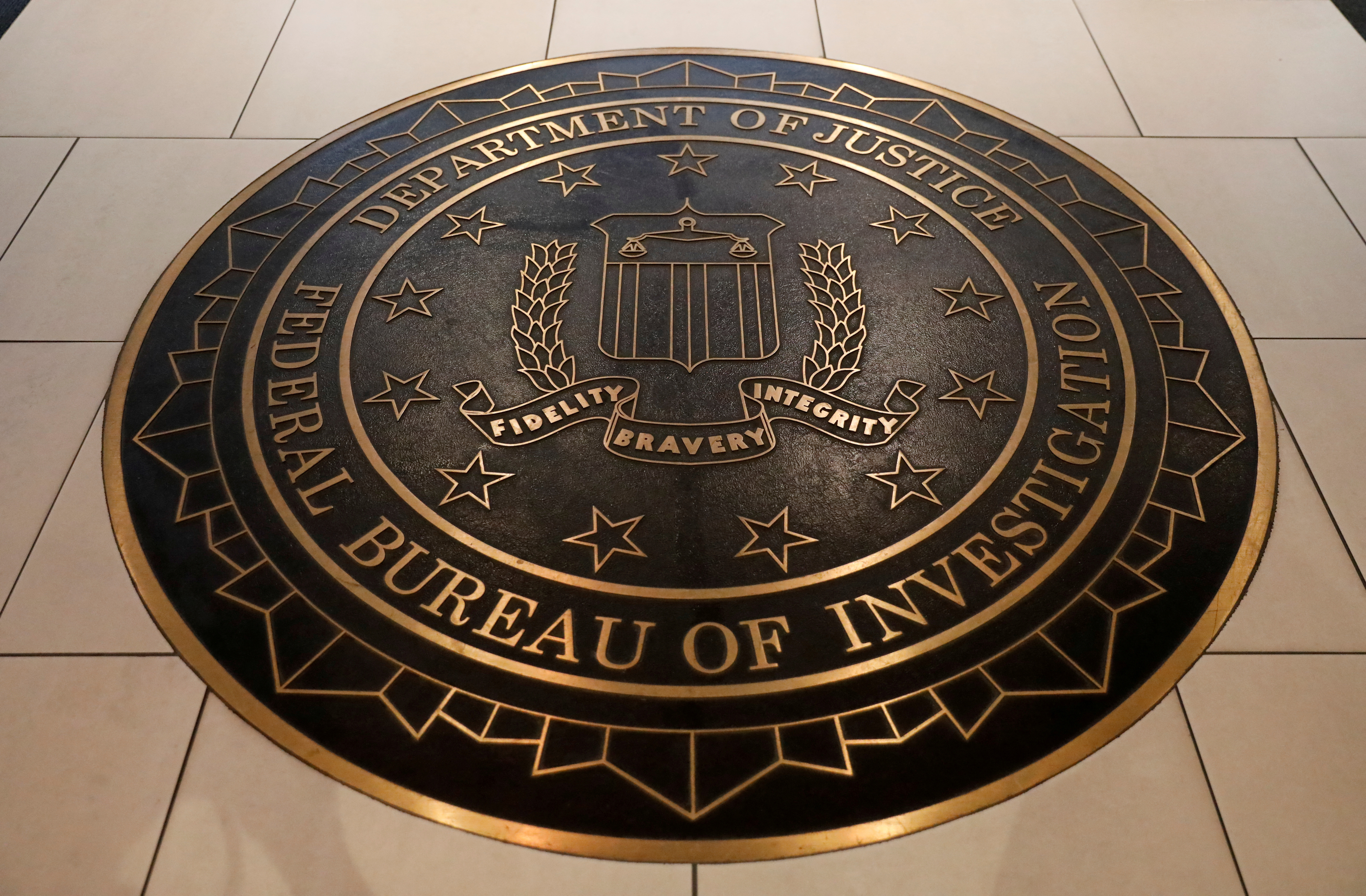 © Reuters. FILE PHOTO: The Federal Bureau of Investigation seal is seen at FBI headquarters in Washington, U.S. June 14, 2018.    REUTERS/Yuri Gripas/File Photo