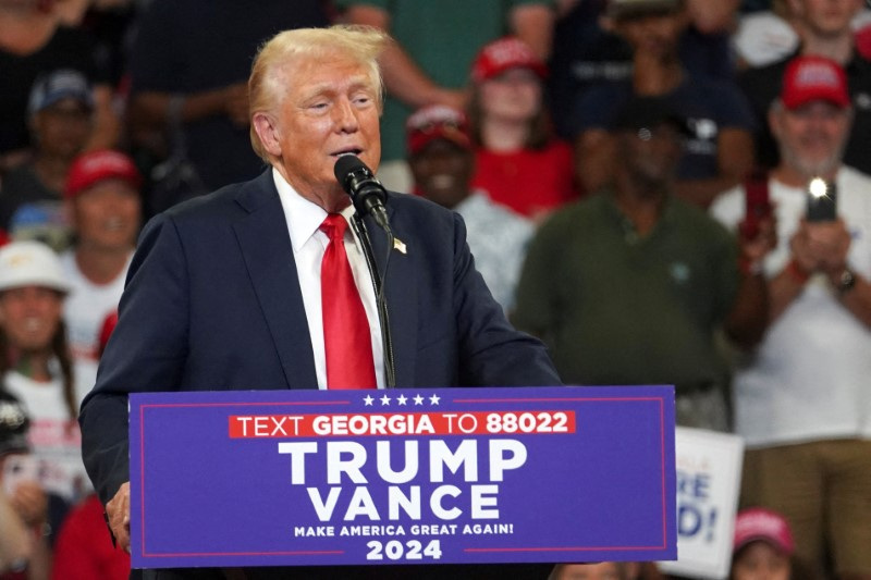 &copy; Reuters. FILE PHOTO: Republican presidential nominee and former U.S. President Donald Trump speaks during a campaign rally held with Republican vice presidential nominee Senator JD Vance, in Atlanta, Georgia, U.S., August 3, 2024.  REUTERS/Megan Varner/File Photo