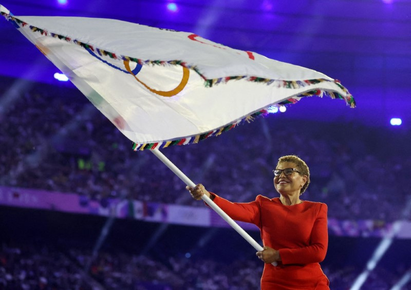 © Reuters. FILE PHOTO: Paris 2024 Olympics - Ceremonies - Paris 2024 Closing Ceremony - Stade de France, Saint-Denis, France - August 11, 2024. Mayor of Los Angeles Karen Bass waves the Olympic flag during the closing ceremony. REUTERS/Phil Noble/File Photo