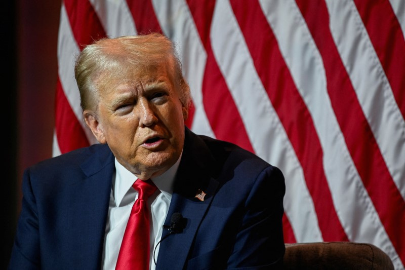 © Reuters. Republican presidential nominee and former U.S. President Donald Trump speaks on a panel of the National Association of Black Journalists (NABJ) convention in Chicago, Illinois, U.S. July 31, 2024. REUTERS/Vincent Alban/File Photo