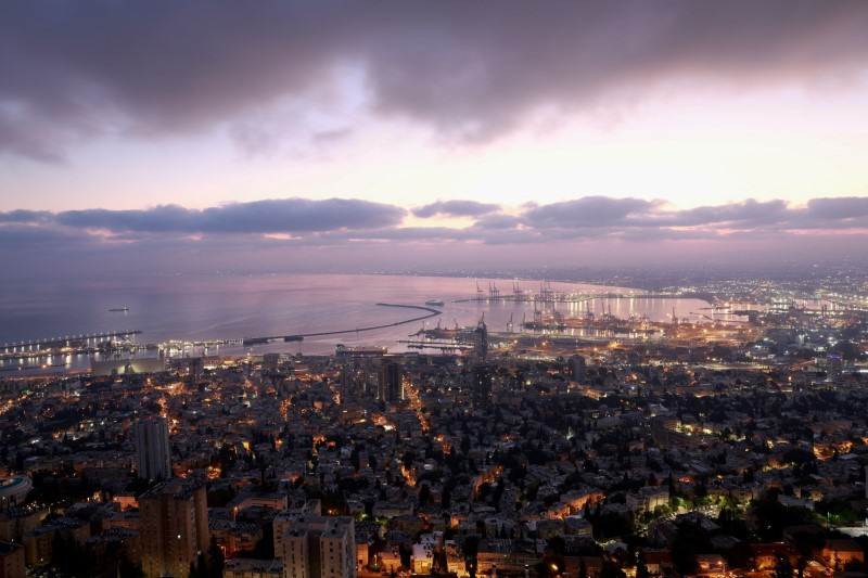 © Reuters. FILE PHOTO: The sun rises, amid the ongoing conflict in Gaza between Israel and Hamas, over Haifa, northern Israel, August 1, 2024. REUTERS/Ammar Awad/File Photo