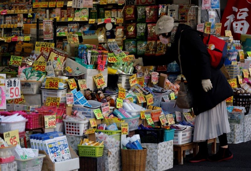 © Reuters. FILE PHOTO: A woman chooses products at a drug store in Tokyo, Japan January 10, 2023. REUTERS/Issei Kato/File Photo