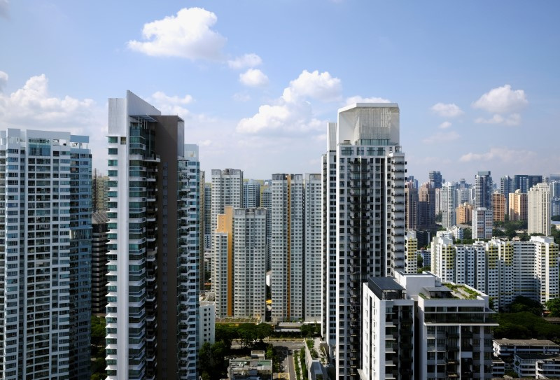 © Reuters. FILE PHOTO: General view of apartment blocks consisting of private and public housing, in Singapore, September 27, 2018. Picture taken September 27, 2018. REUTERS/Kevin Lam/File Photo