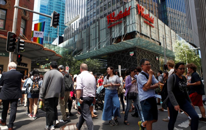 © Reuters. FILE PHOTO: Pedestrians walk past a Westfield shopping mall in Sydney's central business district (CBD) Australia, February 5, 2018.  REUTERS/Daniel Munoz/File Photo