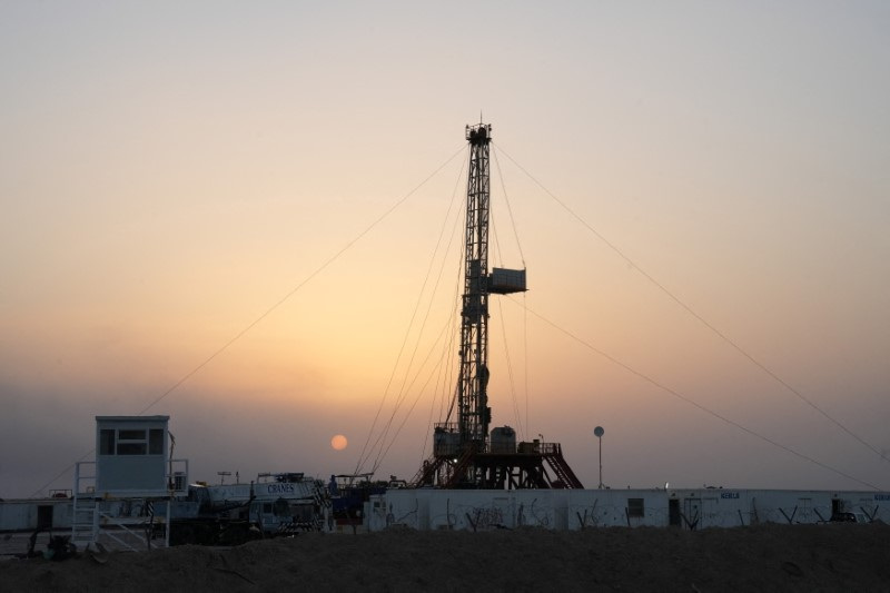 © Reuters. FILE PHOTO: A general view shows an oil rig used in drilling at the Zubair oilfield in Basra, Iraq, July 5, 2022. REUTERS/Essam Al-Sudani/File Photo