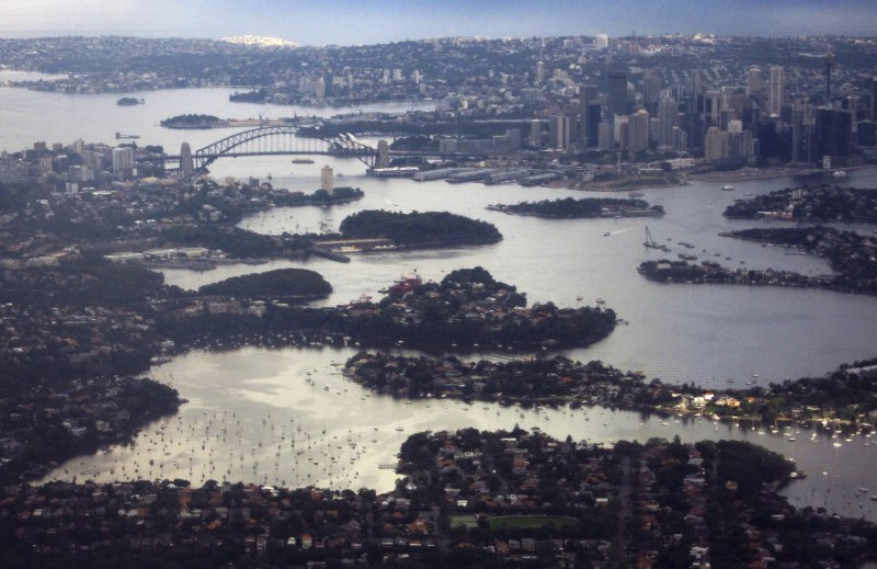 © Reuters. FILE PHOTO: The Sydney Harbour Bridge and Central Business District (CBD) can be seen behind houses along the foreshore of Sydney Harbour, in this aerial picture taken February 1, 2016.  REUTERS/David Gray/File Photo