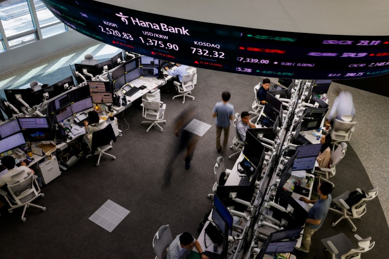 &copy; Reuters. FILE PHOTO: Currency dealers work at a dealing room in the bank in Seoul, South Korea, August 6, 2024. REUTERS/Kim Soo-hyeon/File Photo