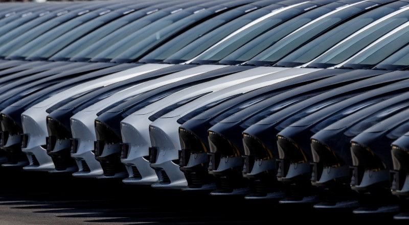 © Reuters. FILE PHOTO: Tesla cars are seen parked at the site of the new Tesla Gigafactory for electric cars in Gruenheide, Germany March 20, 2022. REUTERS/Hannibal Hanschke/File Photo