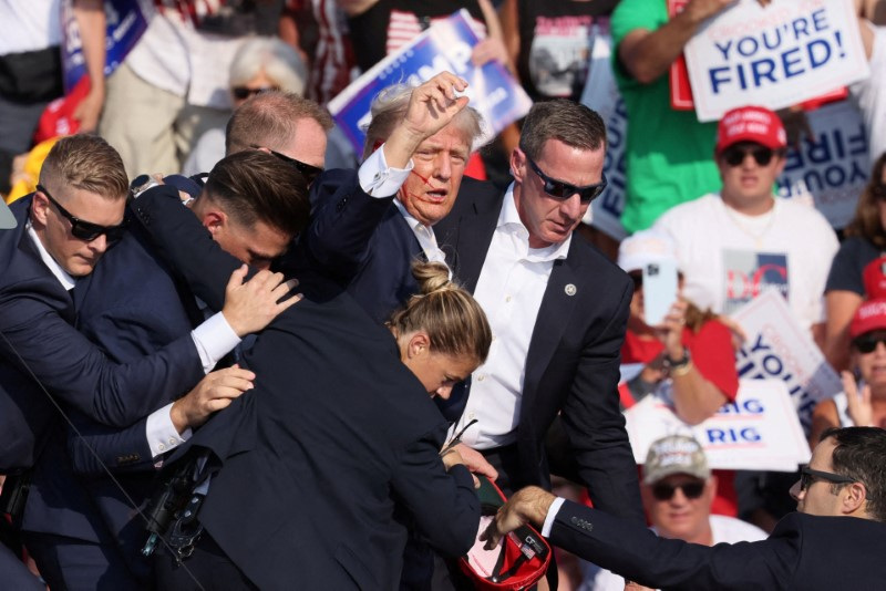 &copy; Reuters. FILE PHOTO: Republican presidential candidate and former U.S. President Donald Trump gestures with a bloodied face as multiple shots rang out during a campaign rally at the Butler Farm Show in Butler, Pennsylvania, U.S., July 13, 2024. REUTERS/Brendan McD