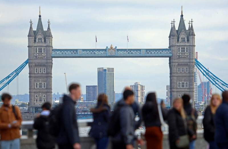 © Reuters. FILE PHOTO: People walk across London Bridge looking at a view of Tower Bridge in the City of London financial district in London, Britain October 25, 2023. REUTERS/ Susannah Ireland/File Photo