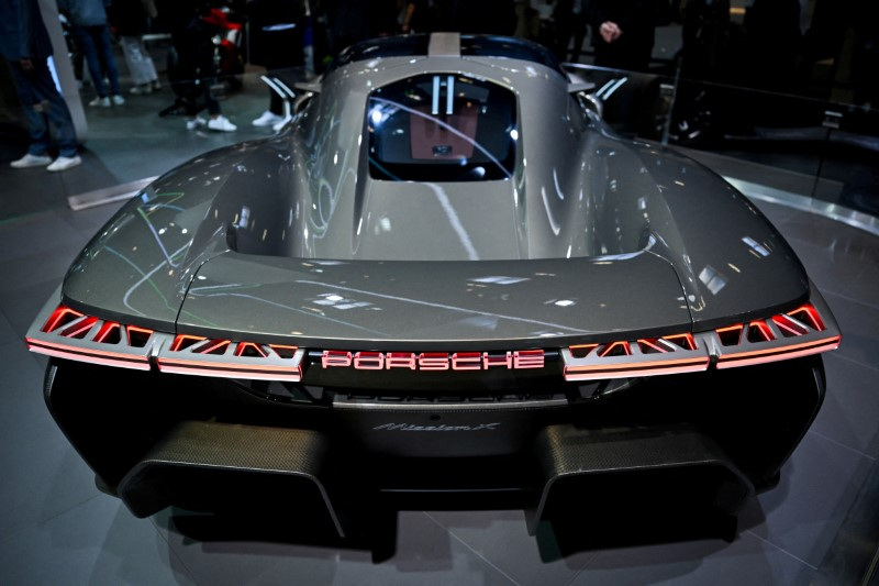 &copy; Reuters. FILE PHOTO: A Porsche Mission X is displayed during an event a day ahead of the official opening of the 2023 Munich Auto Show IAA Mobility, in Munich, Germany, September 4, 2023. REUTERS/Angelika Warmuth/File Photo