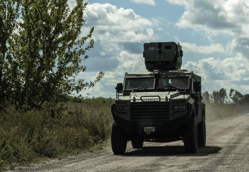 © Reuters. Ukrainian servicemen ride a military vehicle near the Russian border in Sumy region, Ukraine August 12, 2024. REUTERS/Viacheslav Ratynskyi