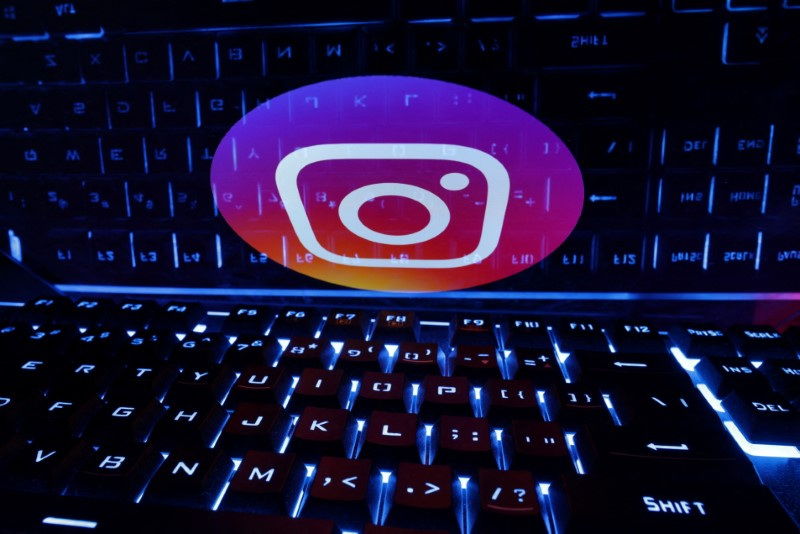 © Reuters. FILE PHOTO: A keyboard is placed in front of an Instagram logo shown in this illustration taken February 21, 2023. REUTERS/Dado Ruvic/Illustration/File Photo