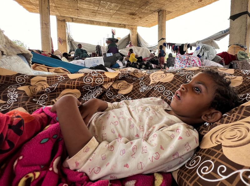 © Reuters. FILE PHOTO: Families displaced by RSF advances in Sudan's El Gezira and Sennar states shelter at the Omar ibn al-Khattab displacement site, Kassala state, Sudan, July 10, 2024. REUTERS/ Faiz Abubakr/File Photo